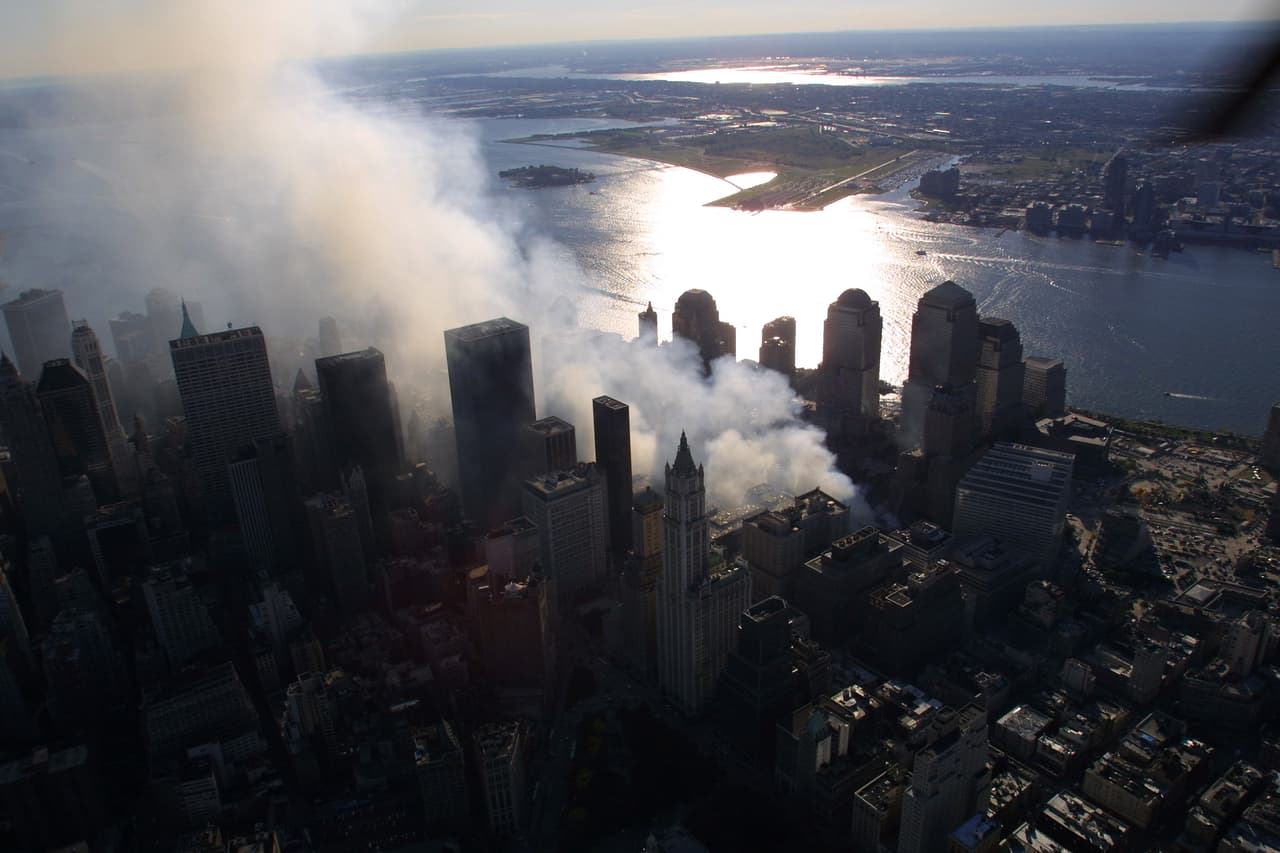 Semanas después de que se determinara la responsabilidad de Al Qaeda en 
<a href="https://www.univision.com/noticias/politica/las-fotos-nunca-vistas-del-atentado-al-pentagono-del-11-de-septiembde-de-2001-fotos"><u>los ataques al Pentágono y las Torres Gemelas el 11 de septiembre de 2001</u></a> (en la foto), el presidente George W. Bush anunció que las fuerzas estadounidenses estaban contraatacando a este grupo terrorista y al Talibán en Afganistán. Este grupo islámico fundamentalista tenía el poder en ese país y era acusado de proteger a los terroristas antiestadounidenses. 
<br>
<br>"Estas acciones cuidadosamente dirigidas están diseñadas para interrumpir el uso de Afganistán como base de operaciones terroristas y atacar la capacidad militar del régimen Talibán", 
<a href="https://www.nytimes.com/article/afghanistan-war-us.html"><u>dijo entonces Bush</u></a>.