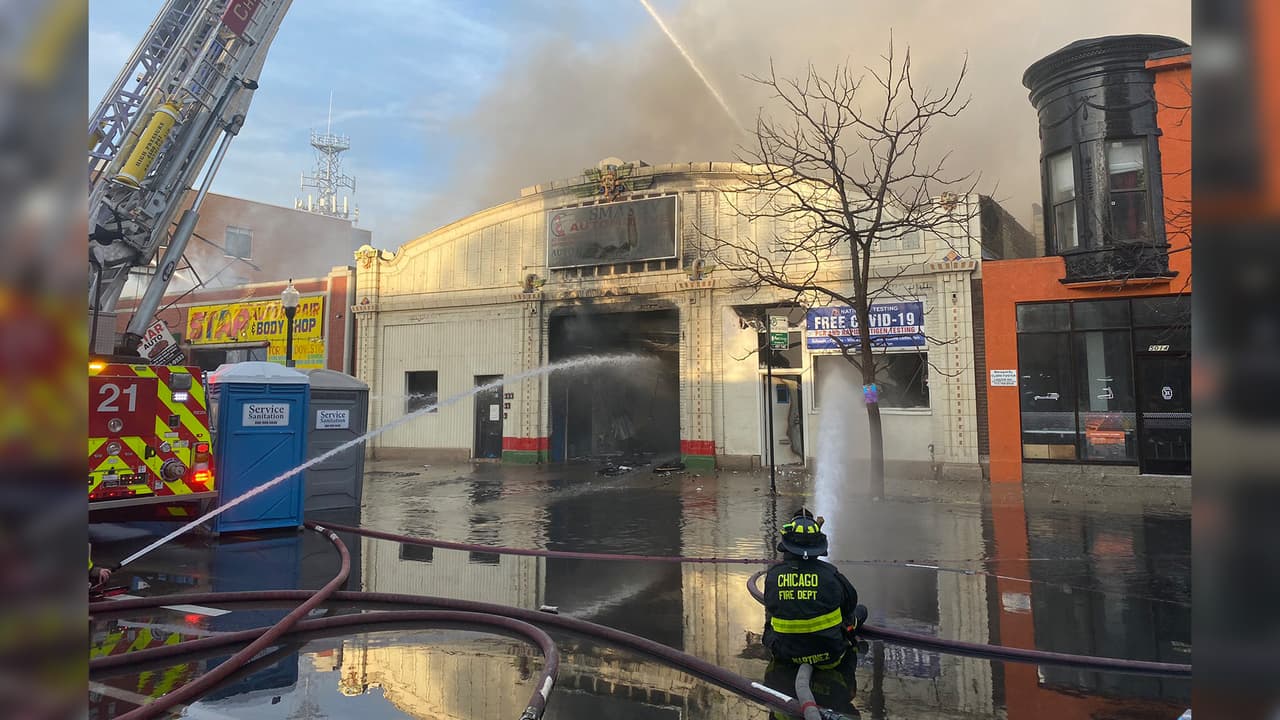 Elementos del Departamento de Bomberos de Chicago trabajaron en labores defensivas para contener las llamas.