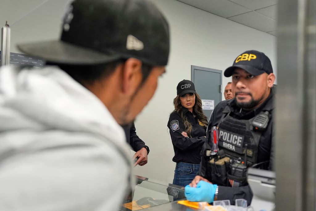 También 
<b>se mantuvo atenta</b> a la forma en que los oficiales interactúan con las personas que llegan hasta el puerto fronterizo de San Ysidro, en San Diego.
