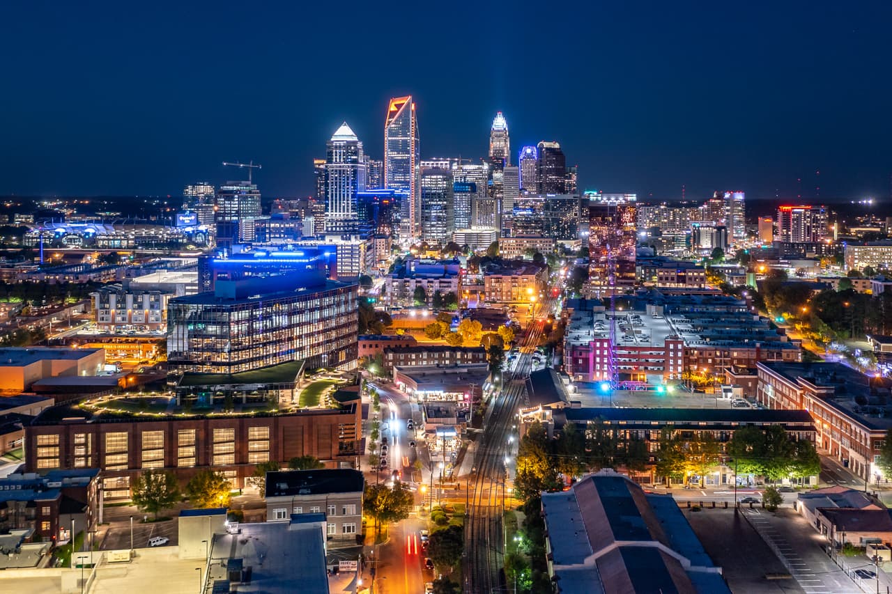 <h3 class="cms-H3-H3">24. Charlotte-Concord-Gastonia, Carolina del Norte-Carolina del Sur</h3>
<br>
<br>➡️ 
<b>Precio promedio, mayo 2022:</b> $435,000
<br>
<br>➡️ 
<b>Aumento en el precio promedio, de mayo de 2021 a mayo de 2022:</b> +11.5%
<br>
<br>➡️ 
<b>Promedio de días que dura una casa en el mercado:</b> 23
<br>