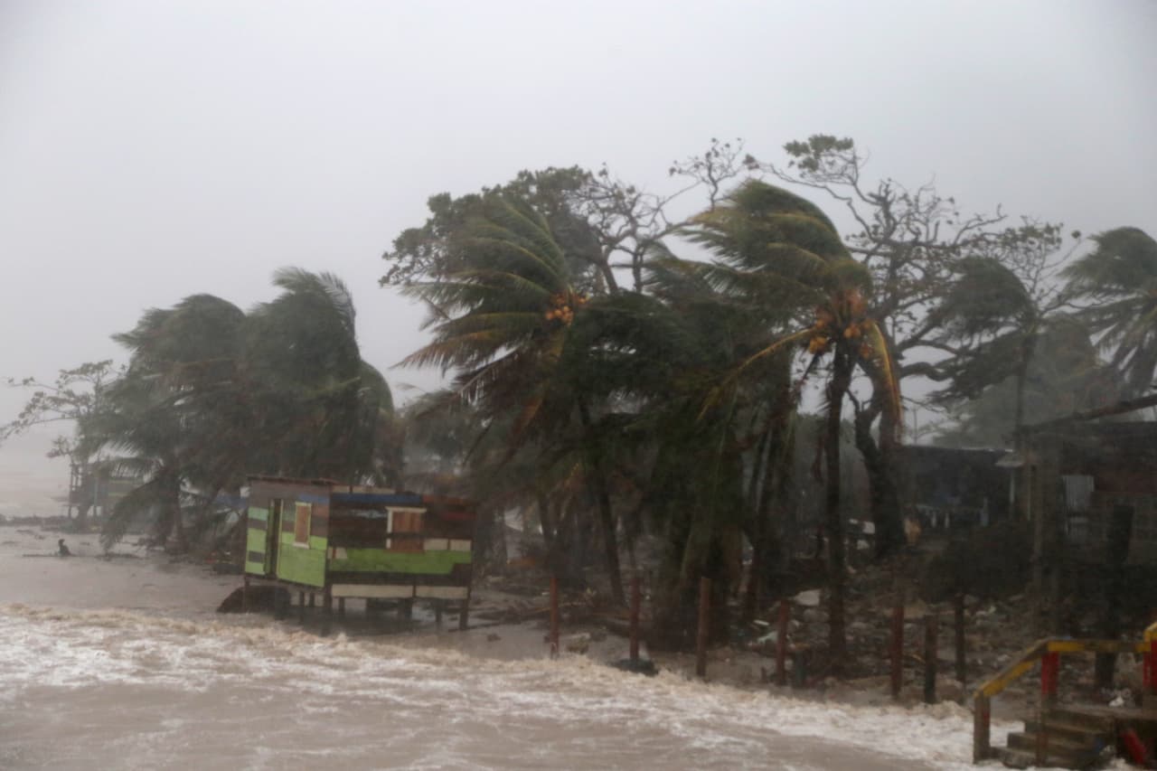Trece días después llegó Iota, la tormenta número 30 de la temporda. Eta e Iota se formaron y ganaron mucha fuerza sobre el Mar Caribe en poco tiempo, con una trayectoria similar y un poder que en esta época del año es poco común.
<br>