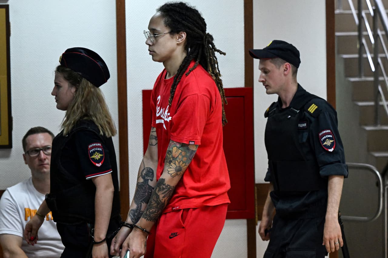 La basquetbolista estadounidense Brittney Griner es liberada en un intercambio de prisioneros con Rusia