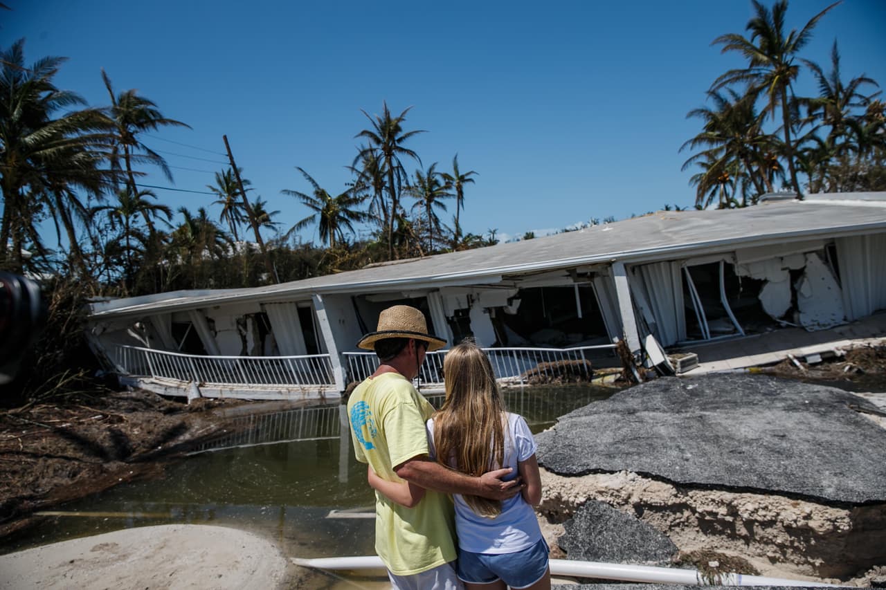Mike Gilbert y su hija de 15 años Brooke Gilbert se abrazan frente a su apartamento en el condominio en el que vivían. Su casa completamente destruida.