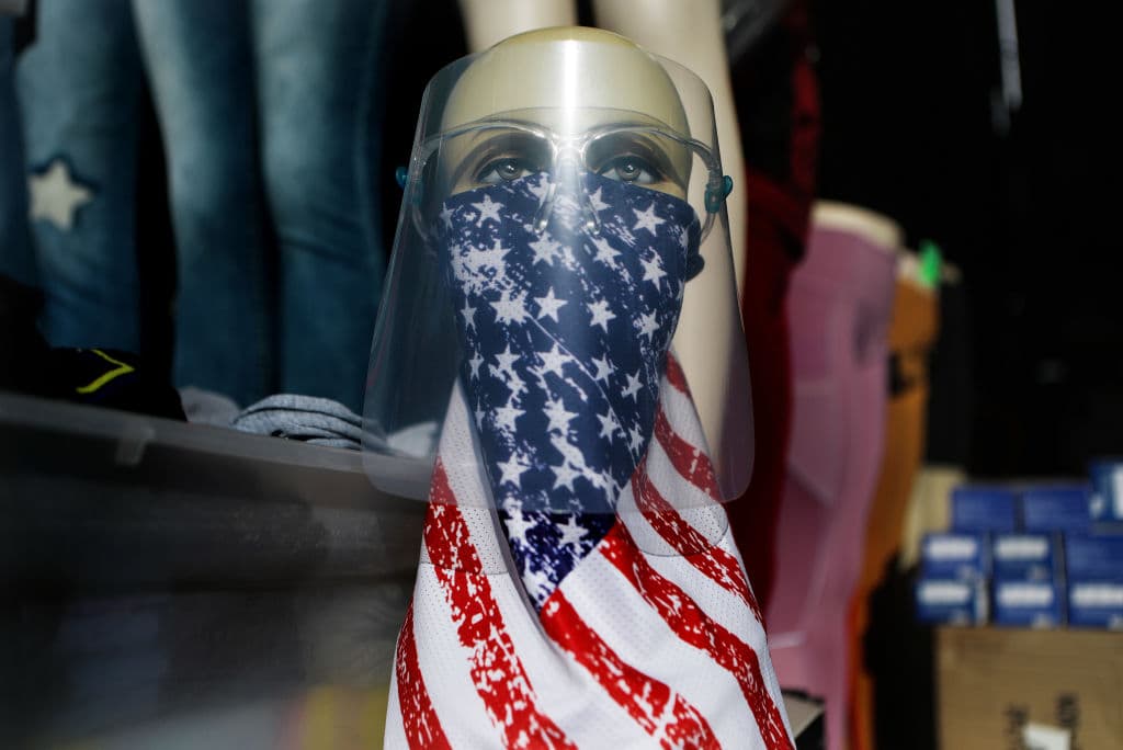 Un maniquí en El Paso, Texas, con la bandera de Estados Unidos colocada a modo de mascarilla y equipo protector. Los expertos han mostrado su preocupación de que la época de fiestas de fin de año empeore una de situación de por sí grave.