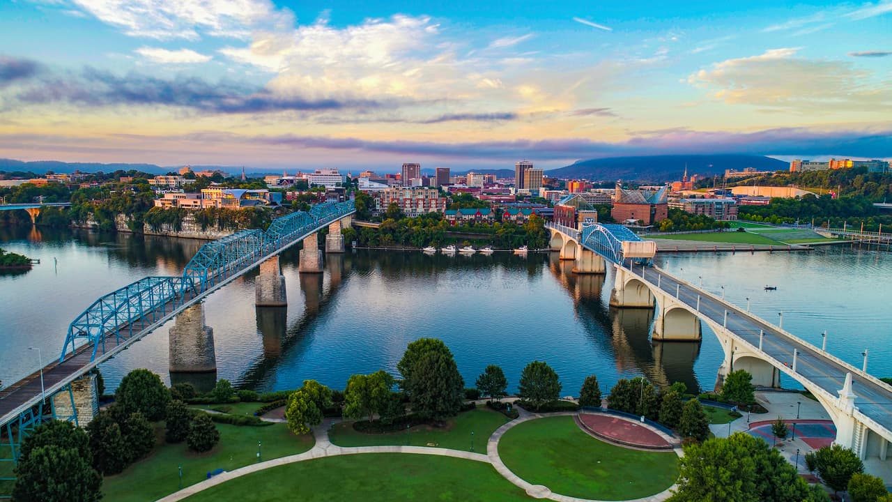 <h3 class="cms-H3-H3">6. Tennessee</h3>
<br>
<br>💉 
<b>Esperanza de vida al nacer (2020): </b>73.8 (empate).
<br>
<br>💉 
<b>Modificación con respecto a 2019 (en años):</b> -1.8
<br>
<br>💉
<b> Población sin seguro médico:</b> 9.7%
<br>
<br>💉
<b> Población total:</b> 6,772,268
<br>