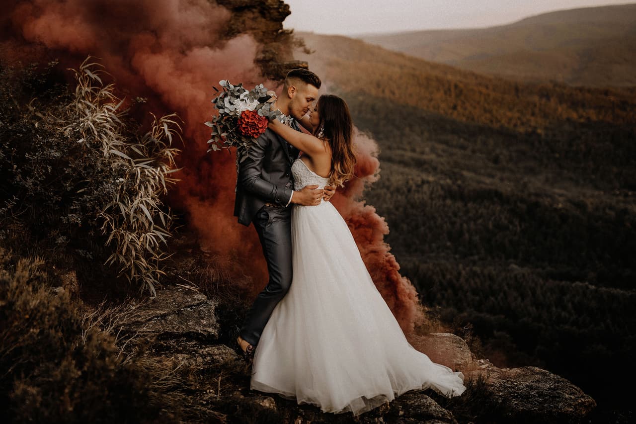 Una montaña humeante sirve de fondo a los novios en esta fotografía, también finalista en la categoría ‘compromiso/no boda’.