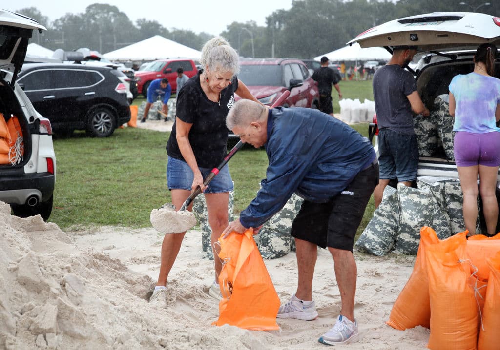 <b><a href="https://www.univision.com/local/tampa-wvea/huracan-milton-dos-dias-antes-de-su-previsto-impacto-a-florida" target="_blank">El huracán Milton cuenta con vientos sostenidos de 80 millas por hora</a></b> y se desplaza hacia el este, a solo 6 millas por hora, lo que
<b> este 6 de octubre</b> le permite seguir fortaleciéndose en las aguas calientes del Golfo de México.