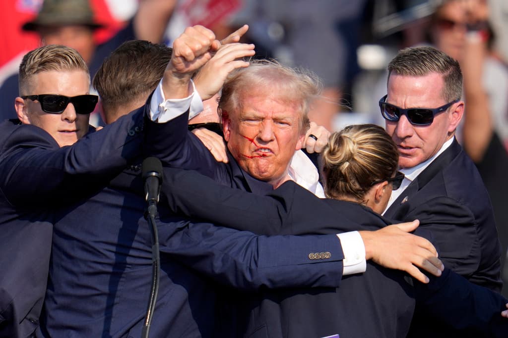 Trump, rodeado de agentes del Servicio Secreto, tras el atentado. (AP Photo/Gene J. Puskar)