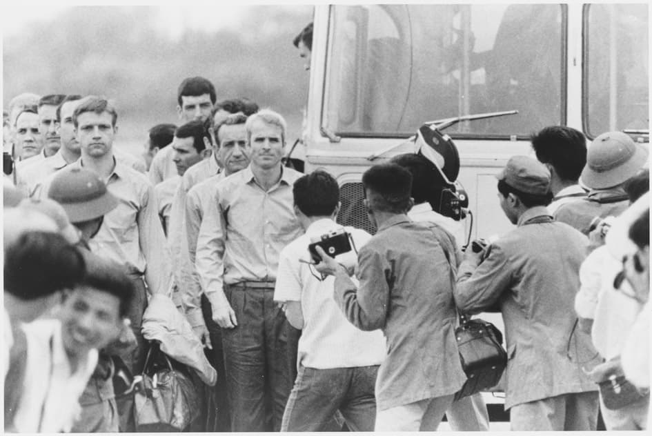 Tras más de cinco años como prisionero de guerra, en esta imagen se le observa a McCain esperando por el resto del grupo, tras ser liberado.