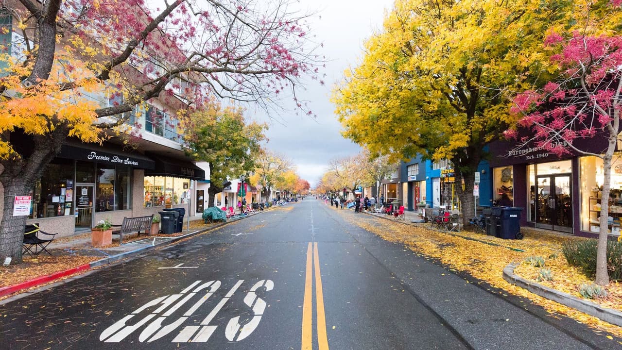 1. Los Altos. Los habitantes de esta tranquila ciudad tiene un ingreso promedio muy superior, de hasta $240,094 al año.