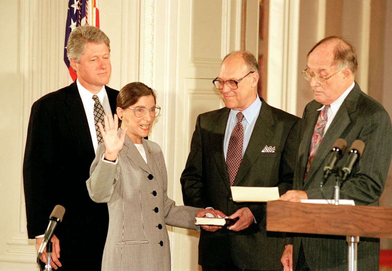 En 1996 Ginsburg fue clave en la decisión histórica de la Corte Suprema que impidió que un instituto Militar de Virginia se negara a admitir mujeres y en 1999 ganó un premio de la asociación estadounidense de abogados por sus contribuciones a la igualdad de género y los derechos civiles. En la foto durante su juramentación como magistrada del máximo tribunal en 1993.