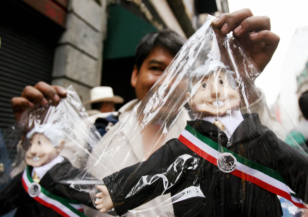 Seis años antes, cuando López Obrador impungó los resultados de 2006 que no le favorecieron, se comenzaron a comercializar muñecos de su imagen con la banda presidencial, luego de que él se autoproclamó "presidente legítimo".
