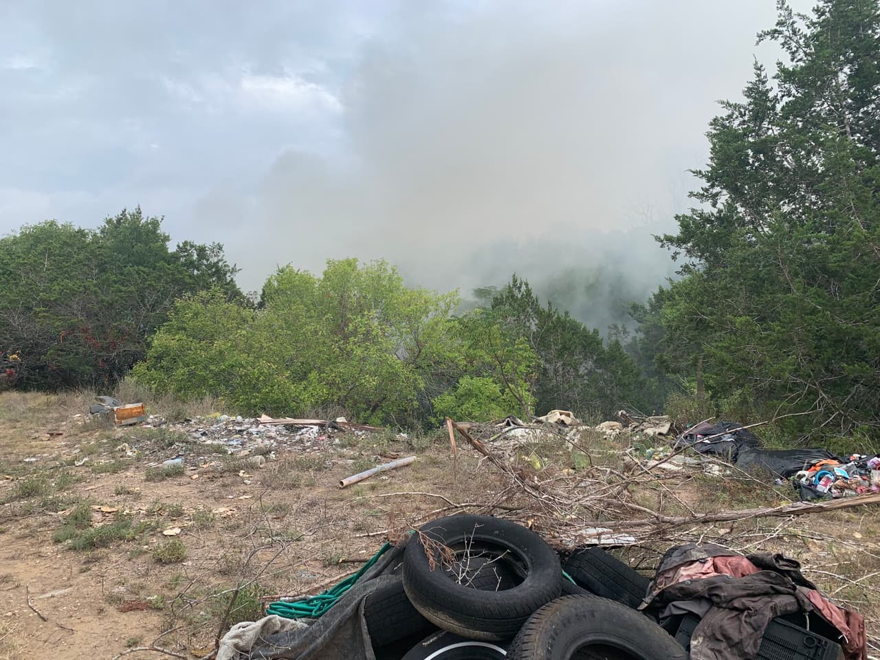 El lugar tiene basura ya que es considerado un vertedero ilegal.