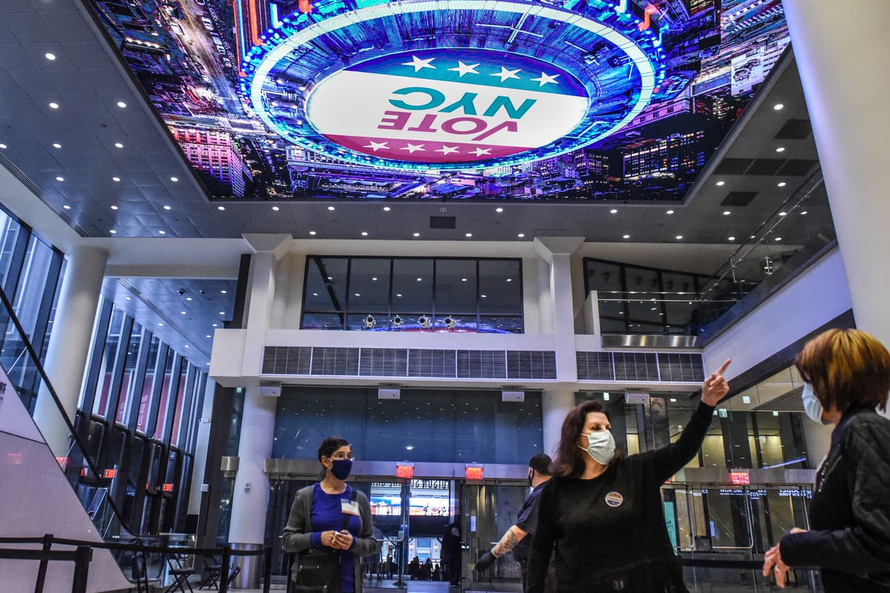 La votación anticipada continuará hasta el 1 de noviembre, y luego se hará una pausa un día antes de las elecciones del 3 de noviembre. En la foto, el centro de votación en el Madison Square Garden, en Manhattan.