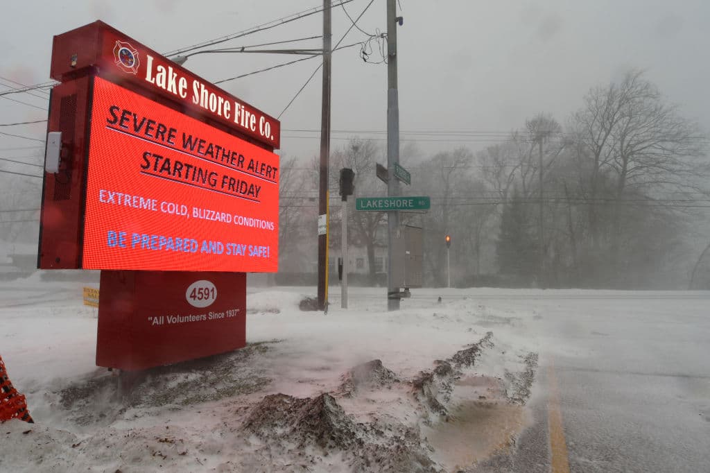 La nieve impulsada por fuertes vientos, se convirtió en una banda intensa con efecto de lago que se extiende desde Buffalo, la segunda ciudad más grande de Nueva York, hasta Northtowns y el condado de Niagara, con nevadas de hasta 2 pulgadas por hora.