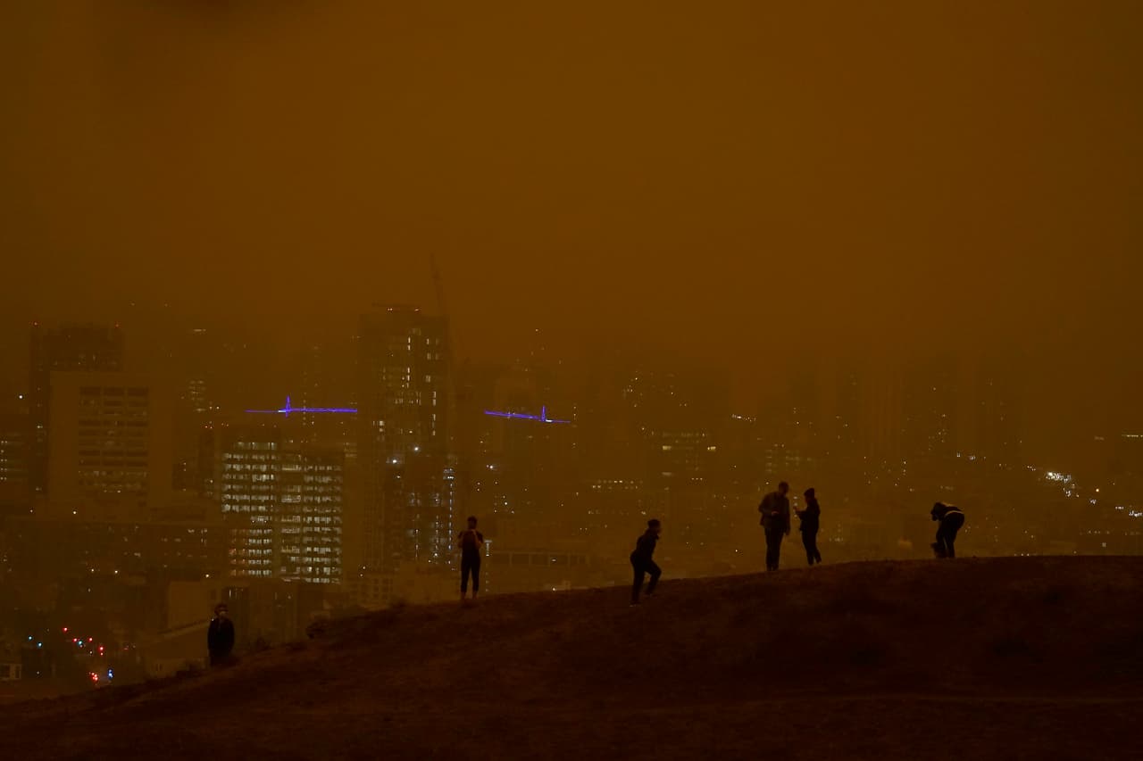 Los efectos de esos incendios forestales tienen al estado “sumergido en un mar de humo”, una nefasta postal que se puede apreciar desde sonas elevadas como el Kite Hill Open Space de San Francisco.