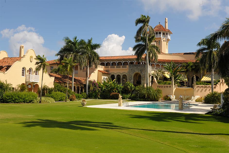 El club Mar-A-Lago es una propiedad de estilo hispano-morisco localizada en Palm Beach, Florida. Aquí Donald Trump se caso con actual esposa Melania.