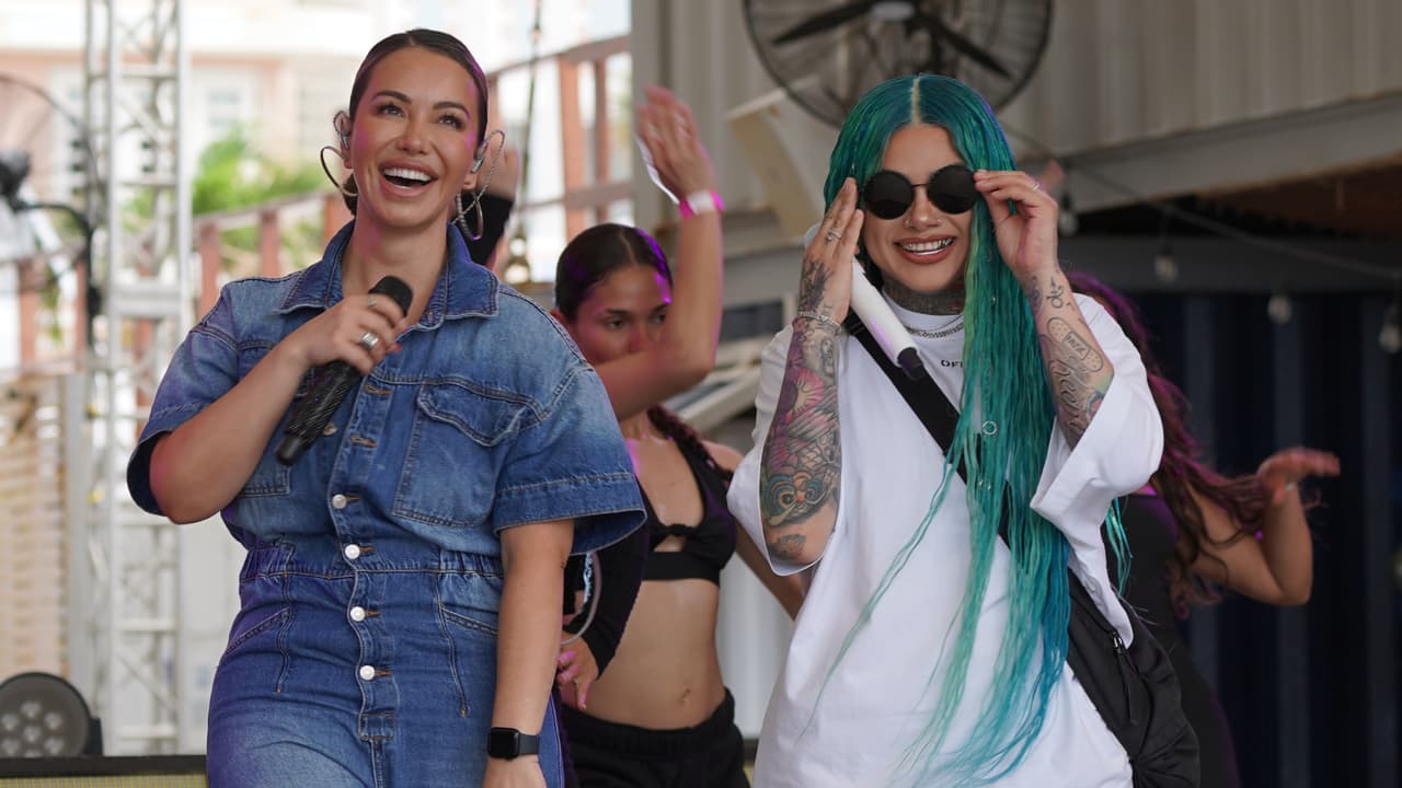 Chiquis y Snow Tha Poduct nos tienen preparada una gran sorpresa para el 'PJ Backlot', un escenario al aire libre que tiene como fondo el hermoso mar de San Juan, Puerto Rico.