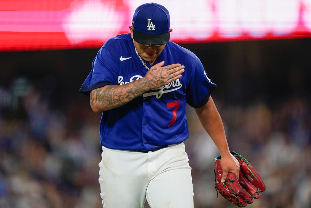 Según reportes de ESPN y TMZ Sports, el lanzador mexicano fue fichado alrededor de la 1 de la madrugada y pasó la noche en una cárcel en California antes de ser liberado bajo fianza. Un oficial del Departamento de Policía de Los Angeles confirmó el arresto y las acusaciones de violencia doméstica.
<br>