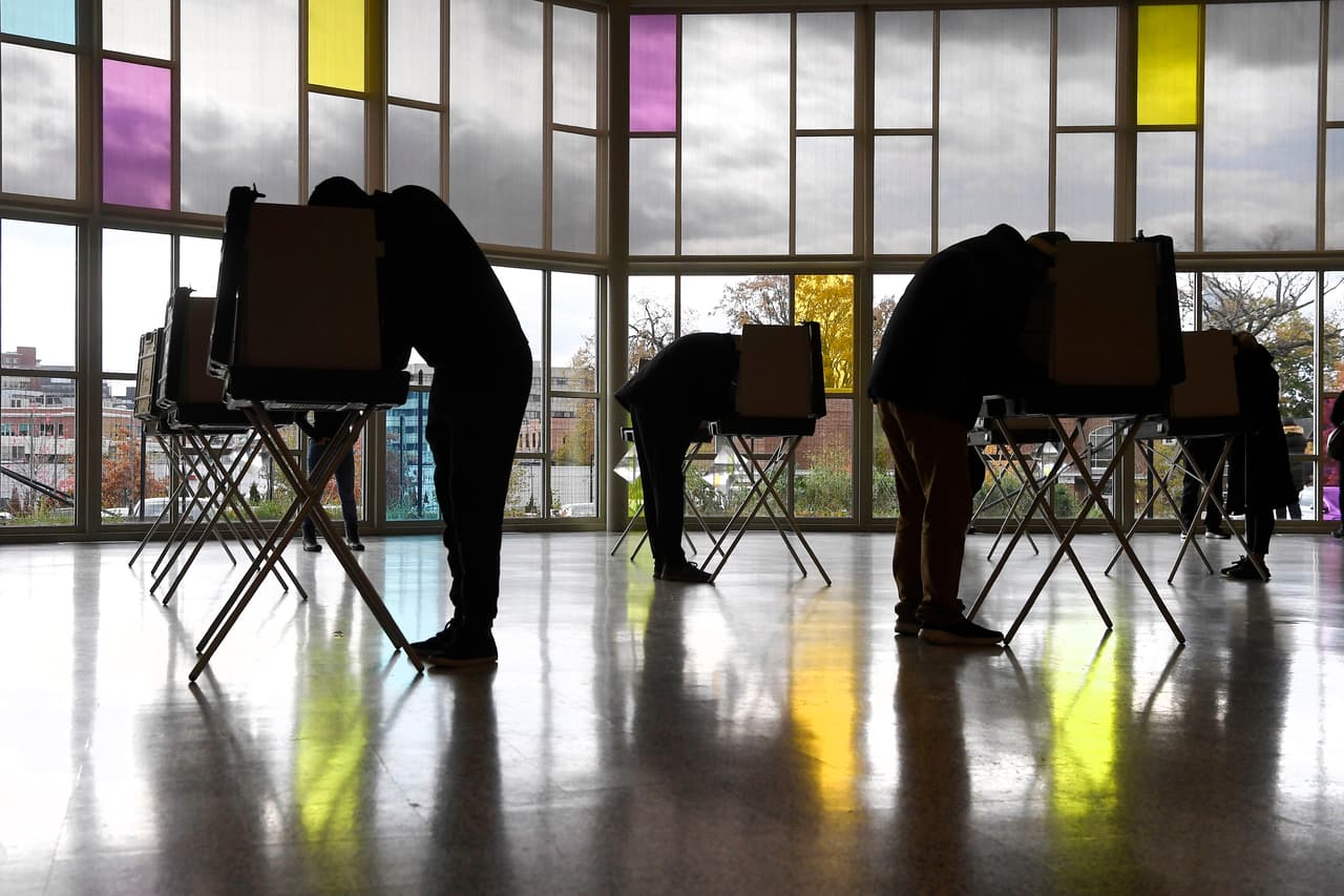 Votantes en un centro de Stamford, Connecticut. En la tarde electoral el candidato demócrata, 
<a href="https://www.univision.com/temas/joe-biden"><u>Joe Biden</u></a>, pronosticó que en estas elecciones votarán más ciudadanos que nunca antes y apuntó a la cifra de más de 150 millones de sufragios.
<br>