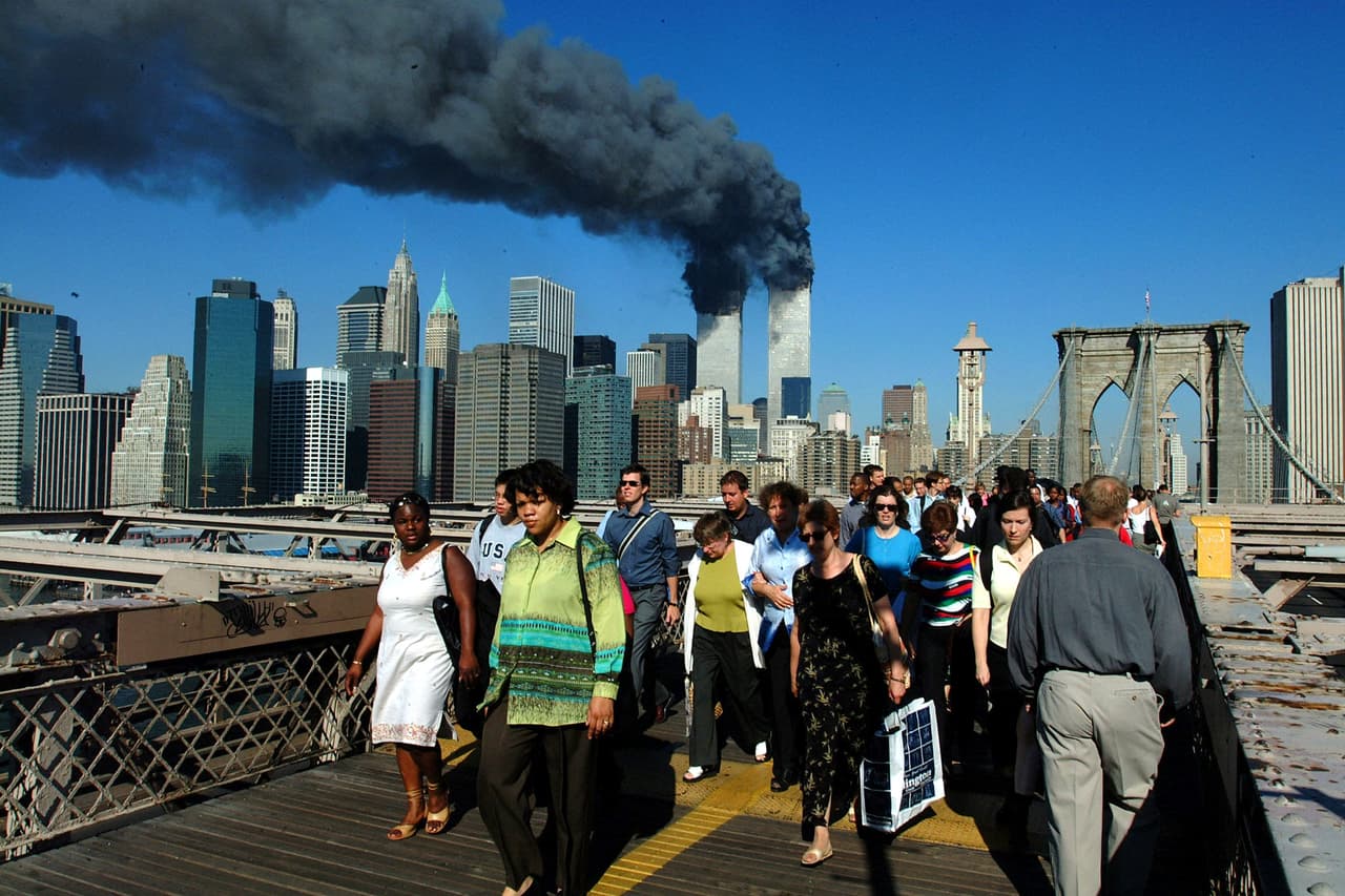 Los atentados forzaron la suspensión de los servicios de transporte de la ciudad, desde subterráneos a los autobuses y los ferris. Miles de personas caminaron de regreso a sus casas, como en esta escena captada en el puente de Brooklyn, con las torres aún erguidas ardiendo como telón de fondo.