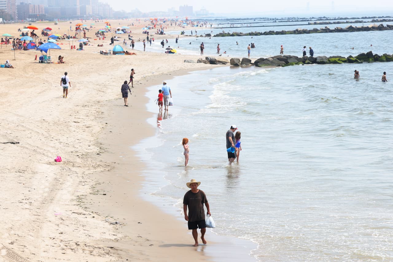 A pesar del 
<a href="https://www.univision.com/local/nueva-york-wxtv/mucho-frio-y-algo-de-nubosidad-lo-que-indica-el-pronostico-del-tiempo-para-este-sabado-en-nueva-york-video">mal tiempo</a>, las playas de la ciudad de Nueva York reabren a partir de este sábado, cuando comienza oficialmente la temporada de verano. Sin muchas de las restricciones del año pasado por el coronavirus, estas son las playas que puedes visitar este verano en la Gran Manzana.