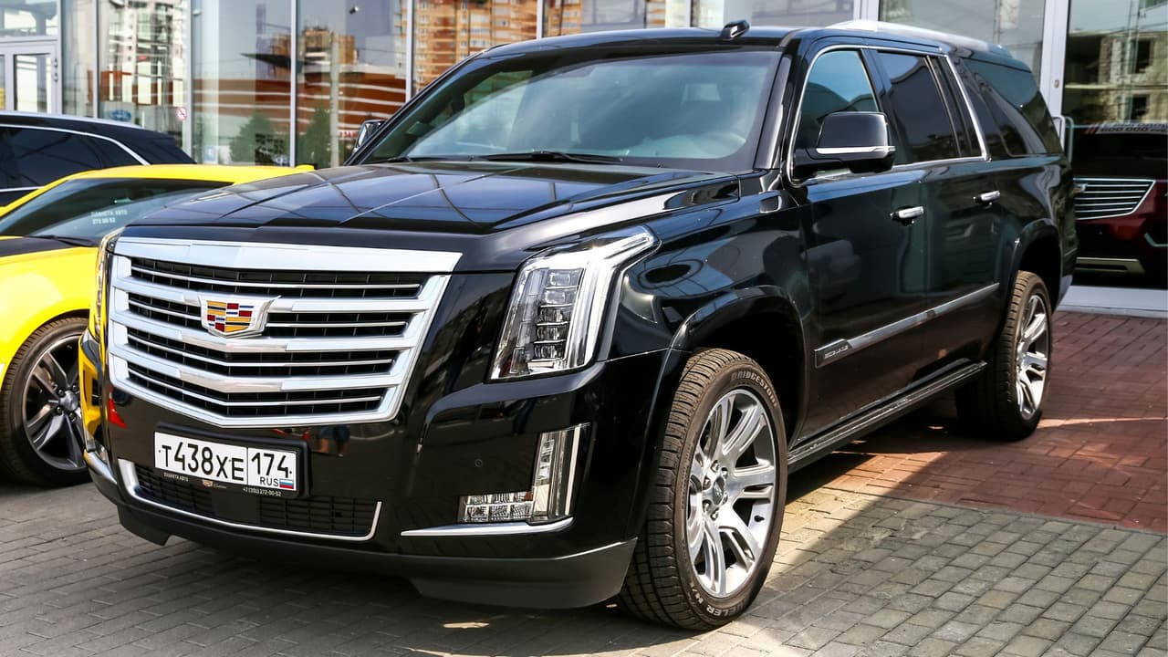 <h3 class="cms-H3-H3">¿Qué va a cambiar y cuándo?</h3> 
<br>GM confirmó que
<b> la producción de la Escalade será trasladada a su planta Orion Assembly, ubicada en las afueras de Detroit</b>, a inicios de 2027. En ese sitio también se ensamblarán las versiones más ligeras de las camionetas Chevrolet Silverado y GMC Sierra. Mientras tanto, 
<b>la planta de Arlington continuará fabricando los modelos Chevrolet Tahoe, Suburban y GMC Yukon</b>, vehículos con alta demanda entre familias hispanas y negocios del sur del país.