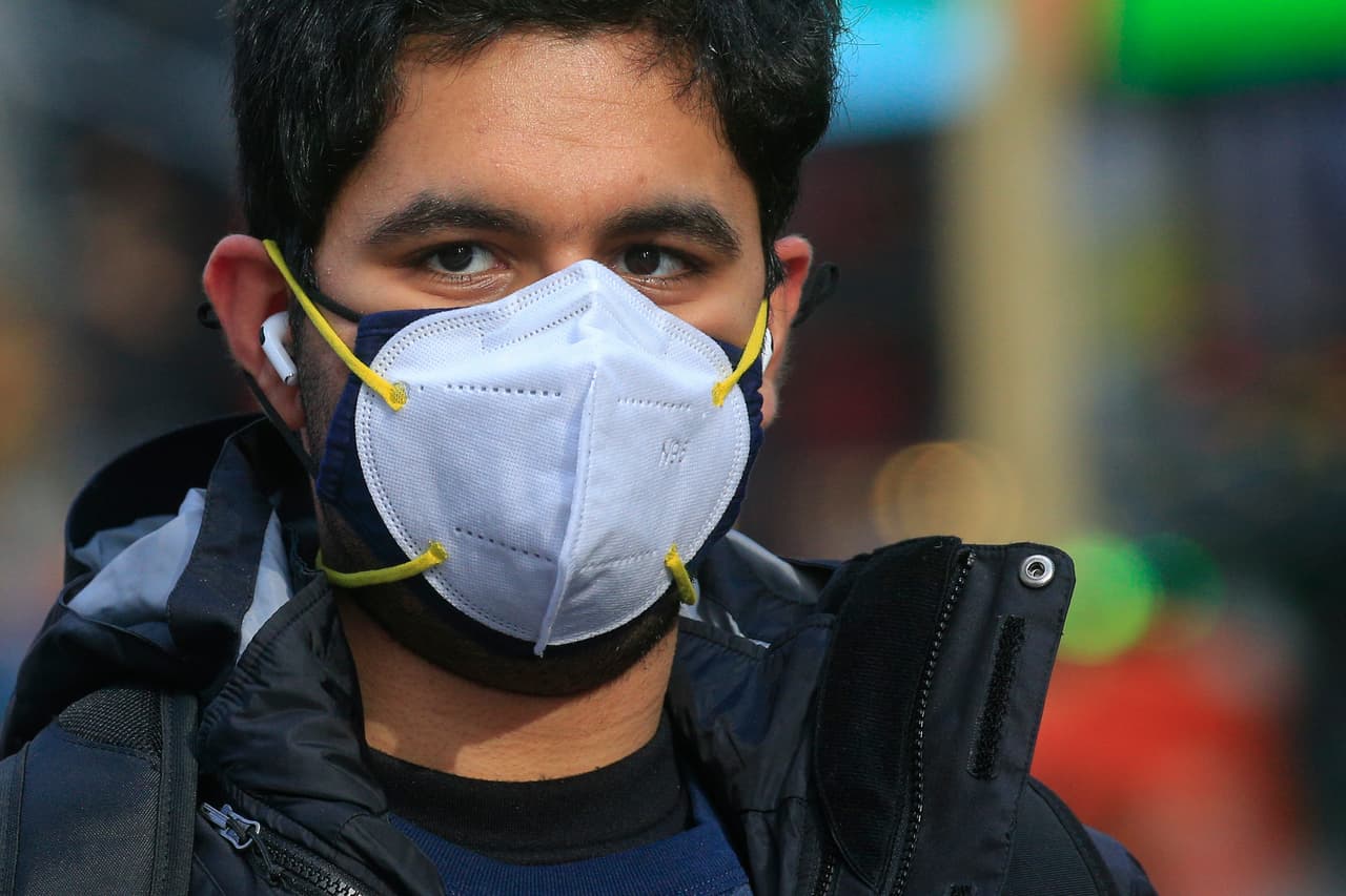 Aunque se sigue recomendando el uso de mascarillas para las personas que no se han vacunado, la medida aplicaría para todos los residentes, ya que no existe un sistema para verificar quién está vacunado y quién no.