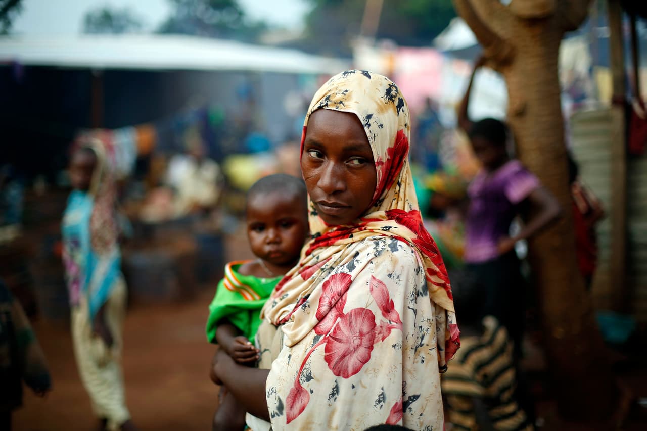 <b>República Centroafricana</b>
<br>
<br>Refugiados aceptados por Estados Unidos desde 2016: 
<b>1,165</b>
<br>
<br>2016: 401 refugiados aceptados.
<br>
<br>2017: 275 refugiados aceptados.
<br>
<br>2018: 148 refugiados aceptados.
<br>
<br>2019: 244 refugiados aceptados.
<br>
<br>2020: 85 refugiados aceptados.
<br>
<br>2021 (hasta el 30 de abril): 12 refugiados aceptados.
<br>
<br>Según la Agencia de la ONU para los Refugiados (ACNUR), este es uno de los países más pobres del mundo y desde hace al menos cinco años vive una profunda crisis humanitaria. “Ha sufrido disturbios políticos desde hace años, pero desde mayo de 2017 nuevos y feroces enfrentamientos entre grupos armados han provocado un aumento del sufrimiento de los habitantes”, 
<a href="https://www.unhcr.org/en-us/central-african-republic-situation.html"><u>se lee en el informe de ACNUR</u></a>. 
<br>
<br>El Departamento de Seguridad Nacional 
<a href="https://www.dhs.gov/immigration-statistics/refugees-asylees"><u>define como refugiado a una persona</u></a> fuera de su país de origen que no puede regresar “debido a un temor fundado de persecución por motivos de raza, religión, nacionalidad, grupo social, u opinión política”. Los refugiados no deben confundirse con los solicitantes de asilo (o asilados), que cumplen con la definición de refugiado pero solicitan protección cuando ya están presentes en el país.
