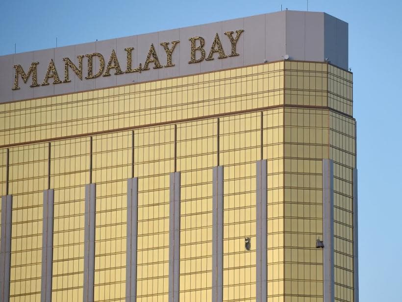 <b>Tiroteo de Las Vegas</b>
<br>Algunos amantes de las teorías de la conspiración creen que 
<a href="http://www.univision.com/noticias/tiroteos/stephen-paddock-apostador-adinerado-y-autor-de-la-masacre-que-dejo-al-menos-58-muertos-en-las-vegas">la masacre de Las Vegas</a> del 1 de octubre pasado, que costó la vida a 59 personas y dejó heridas a otras 527, fue un gran teatro con actores montado por el Gobierno. La teoría no solo no tiene ningún sustento sino que, a diferencia de otras ilusiones, como que Elvis Presley vive, es muy dañina, con trols que arremeten contra los supervivientes enviándoles mensajes de odio.