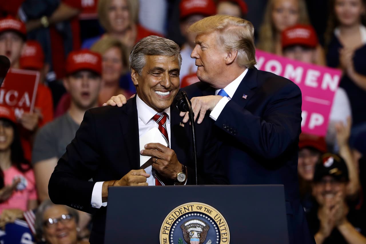 <b>“La gente lo llama Gran Bretaña, solían llamarlo Inglaterra”.</b> Durante un mitin político en apoyo a un candidato al Senado de Pennsylvania en 2018, Trump hizo referencia a las relaciones entre EEUU y su principal aliado europeo. 
<a href="https://www.newsweek.com/donald-trump-britain-england-1055423" target="_blank">"Tengo un gran respeto por el Reino Unido. La gente lo llama Gran Bretaña</a>. Solían llamarlo Inglaterra”. En realidad el país se llama Reino Unido de Gran Bretañá e Irlanda del Norte, y está integrado por Inglaterra, Escocia, Gales e Irlanda del Norte. 
<br>