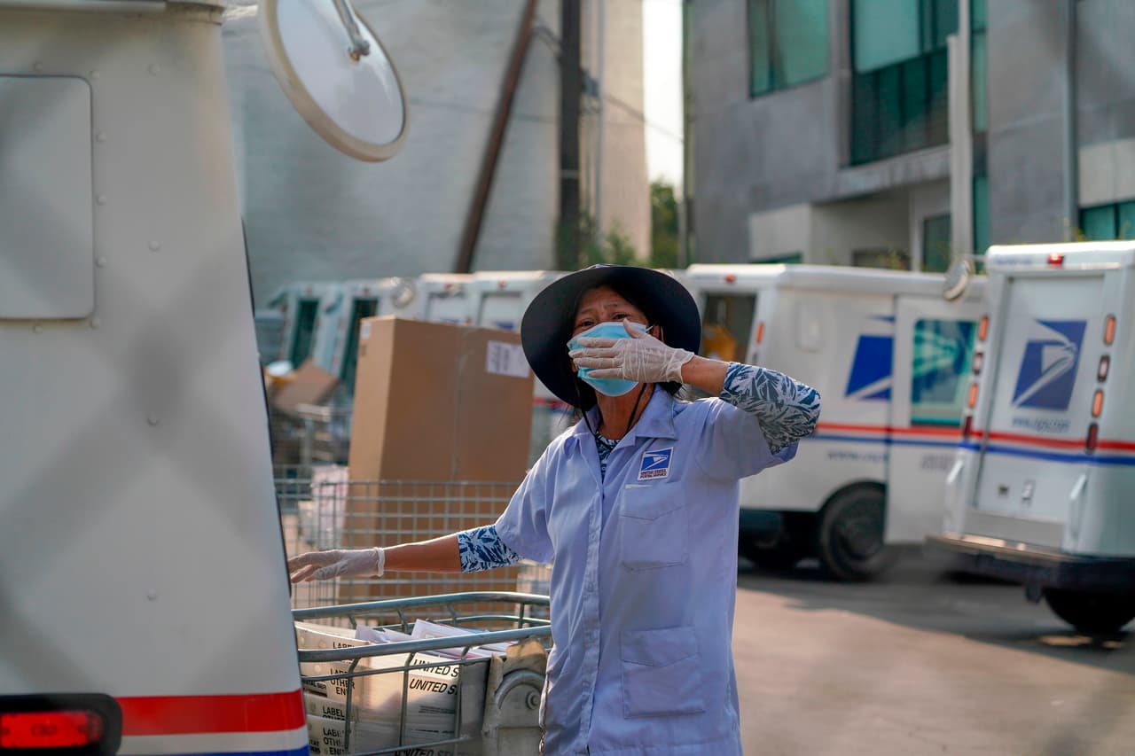 Un trabajador postal envía un beso a los manifestantes que salieron a apoyar al Servicio Postal.