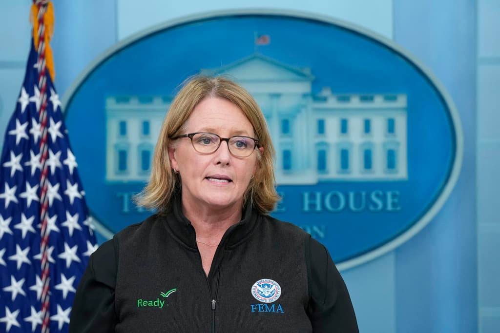 Escándalo por empleada de FEMA que ordenó evitar casas con carteles de Trump en zonas devastadas por el huracán