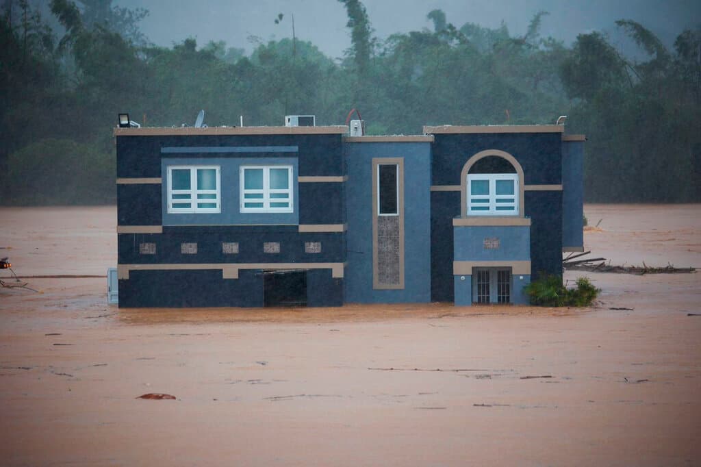 <b>"Los daños a los cascos urbanos y residencias han sido catastróficos",</b> dijo el gobernador Pedro Pierluisi en rueda de prensa. El pronóstico indica que que las lluvias se prolongarán hasta este martes.