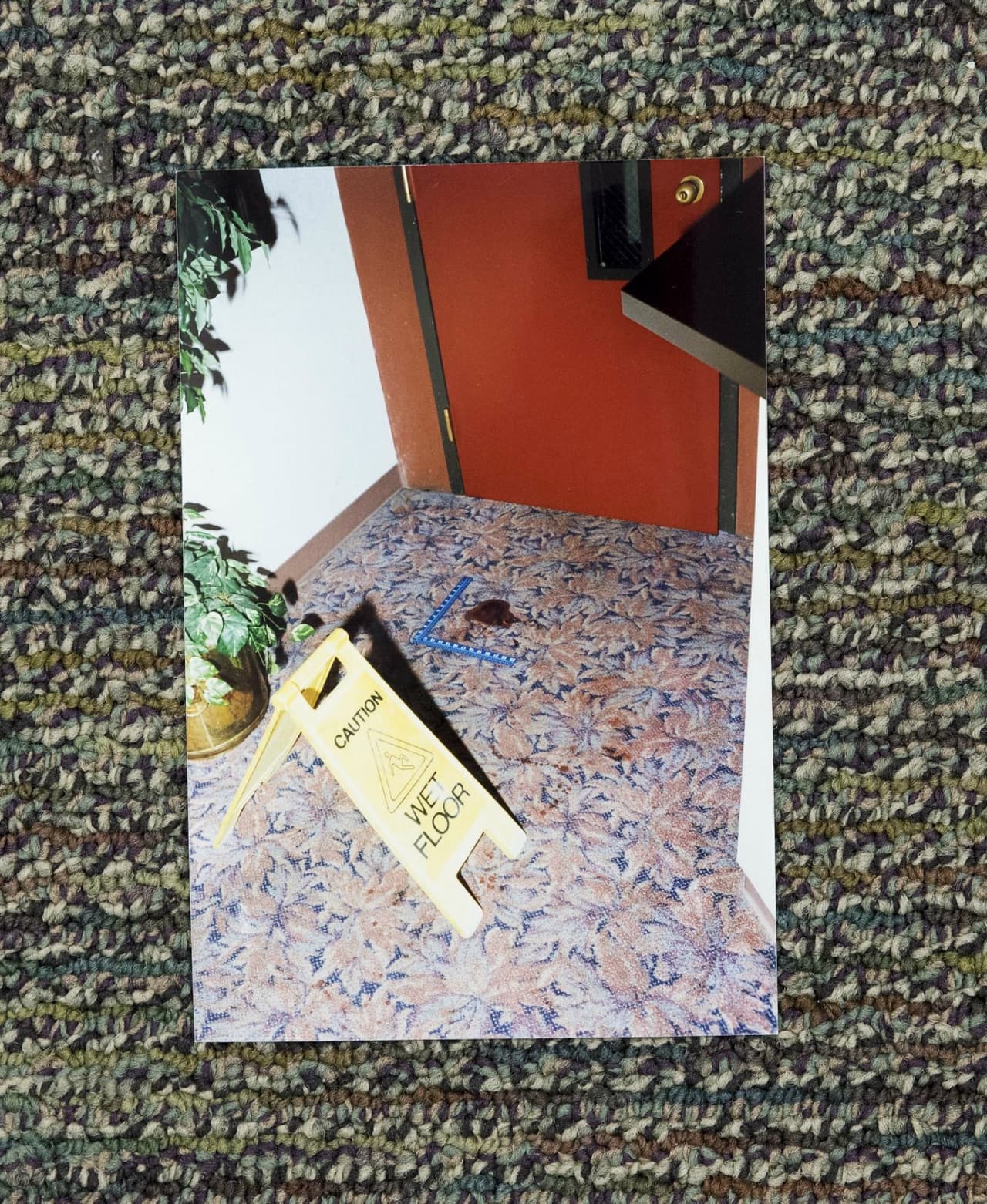 Este es el lugar del vestíbulo donde se desplomó Selena, quien se encontraba en posición fetal sobre su costado izquierdo cuando llegaron los paramédicos al motel.