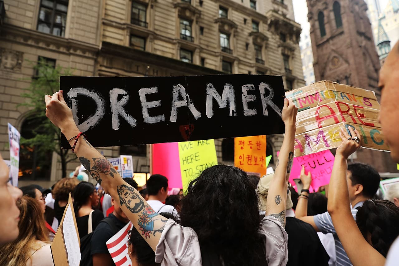 <b>Dreamers contra Trump (15 de agosto). </b>Activistas y beneficiarios de DACA, programa que protege a inmigrantes que llegaron al país en la infancia, 
<b><a href="https://www.univision.com/noticias/daca/arrestan-a-docenas-de-manifestantes-que-defendian-daca-frente-a-la-casa-blanca">conmemoraron el quinto año del beneficio creado por Barack Obama protestando</a></b> frente a la Torre Trump de Nueva York.