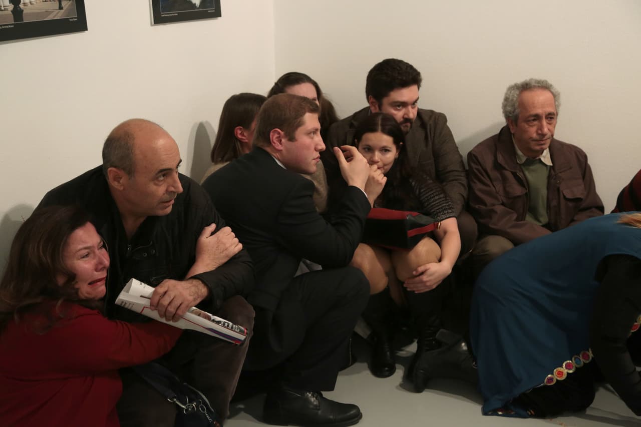 Los presentes en la galería de arte intentaban protegerse de los disparos que realizó el asesino.