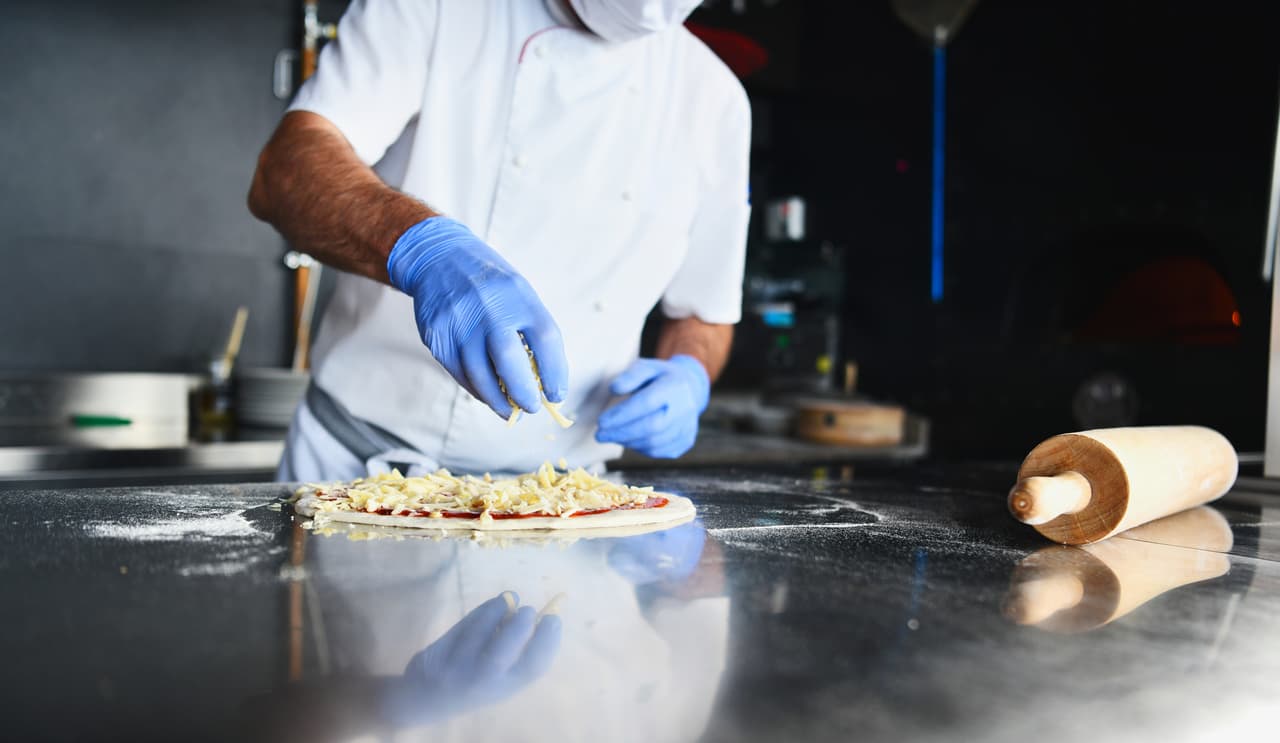 <b>Cocinero.</b>
<br>
<br>Salario promedio anual: 27,790 dólares.
<br>
<br>Crecimiento esperado de este empleo para 2029: 23.1%.
<br>
<br>Para este trabajo no se necesita un título universitario, pero las certificaciones que exigen algunos empleadores pueden ayudarle a conseguir empleos mejor remunerados. 
<br>