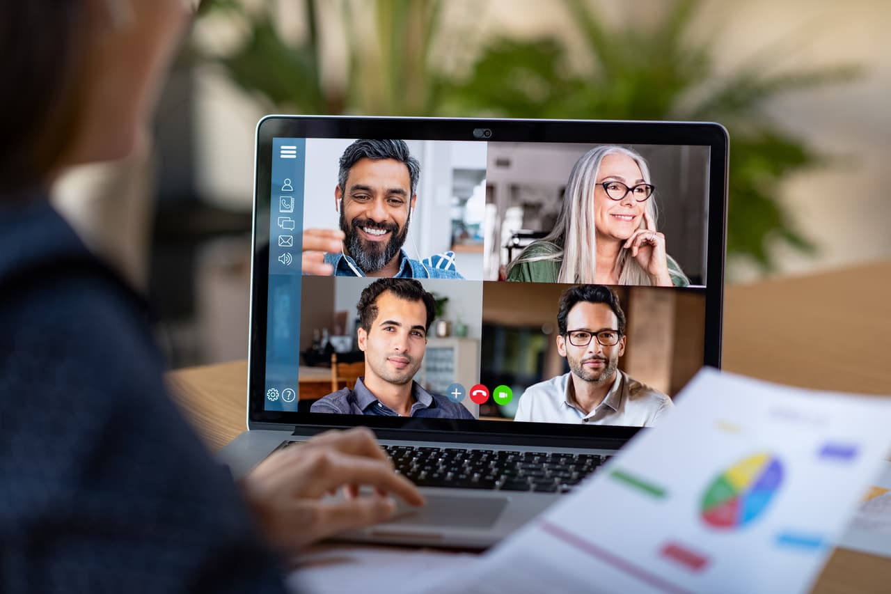 <b>Empleos en gerencia de productos y proyectos:</b>
<br>
<br>El manejo de equipos de forma remota puede ser un desafío importante, pero está muy bien remunerado. 
<br>
<br>
<b>1. Gerente de producto</b>
<br>
<br>Salario promedio: 109,103 dólares al año.
<br>
<br>Estos empleados analizan la demanda que un producto o servicio ofrece una empresa. También se mantienen al tanto de las tendencias que afectan la demanda de productos existentes, la necesidad de nuevos y hacen estrategias de precios. Los gerentes de producto mejor pagados pueden generar hasta 148,000 dólares al año.
<br>
<br>Para realizar esta lista 
<a href="https://www.gobankingrates.com/money/jobs/highest-paying-work-from-home-jobs/"><u>el portal de estadísticas </u></a>GoBankingRates tomó las 
<a href="https://www.flexjobs.com/?gclid=CjwKCAjwrPCGBhALEiwAUl9X03-mP2jiAJoKMjVtf5rpjhd5OorrMpnWJMy831nbhJBpA0heu7WIABoC2ewQAvD_BwE"><u>ofertas de trabajo remoto de Flexjobs</u></a> más destacadas y la data de salarios 
<a href="https://www.payscale.com/cbpr"><u>que publica Payscale</u></a>.