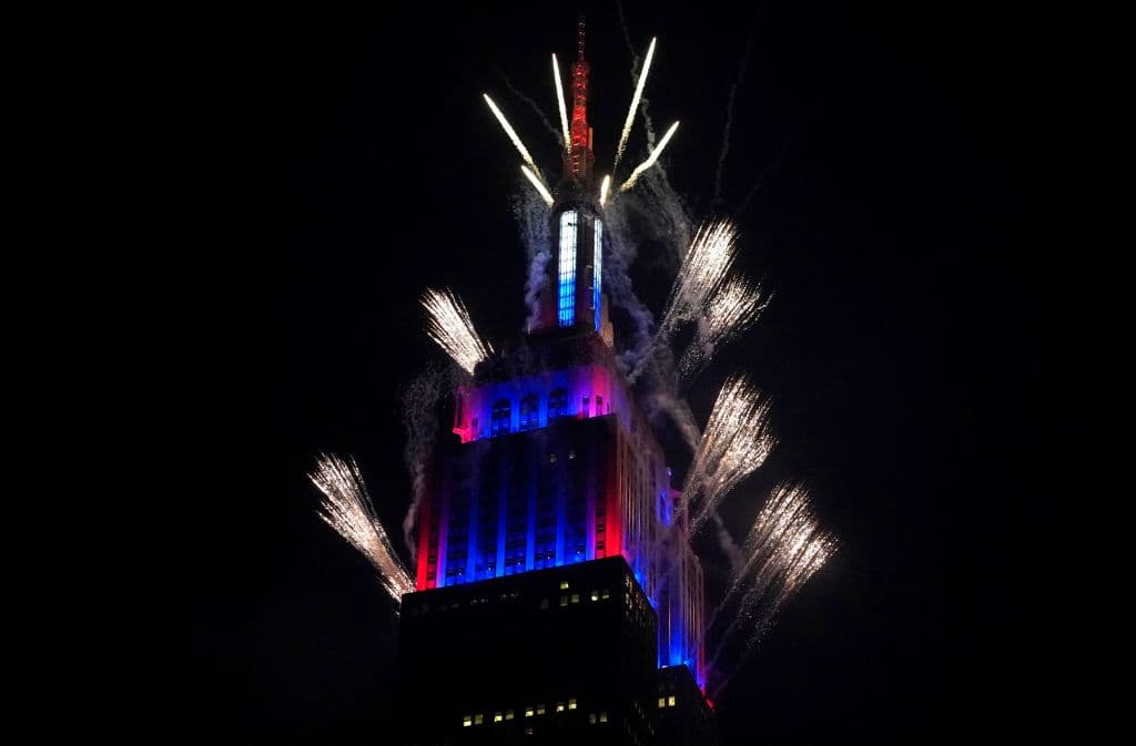 El 
<b>Empire State Building, en Nueva York</b>, encendió unas luces este 4 de julio para conmemorar la festividad nacional. Este año, con el coronavirus relativamente controlado en la Gran Manzana, el espectáculo tradicional volvió después de que en 2020 la celebración se redujera para limitar posibles contagios. Los ciudadanos totalmente vacunados pudieron presenciar los shows de fuegos artificiales.