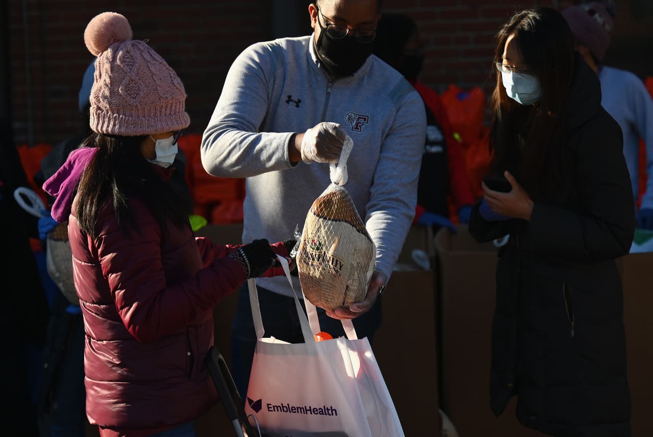 <b>Largas filas para recibir donaciones de comida (20 de noviembre).</b> Según 
<a href="https://www.feedingamerica.org/hunger-in-america/facts?s_src=Y20YP1B1Z&s_keyword=feeding%20america&s_subsrc=c&_ga=2.206837587.1133148200.1606320160-391345894.1606320160&_gac=1.12765125.1606320160.CjwKCAiAnvj9BRA4EiwAuUMDf8Yed06SIsy0ApOupSGyJkR_iTEPyROFzZeB_ZyqGzPx9g2jWCzMIBoCpjMQAvD_BwE"><u>Feeding America</u></a>, 50 millones de estadounidenses podrían necesitar 
<a href="https://www.feedingamerica.org/hunger-in-america/facts?s_src=Y20YP1B1Z&s_keyword=feeding%20america&s_subsrc=c&_ga=2.206837587.1133148200.1606320160-391345894.1606320160&_gac=1.12765125.1606320160.CjwKCAiAnvj9BRA4EiwAuUMDf8Yed06SIsy0ApOupSGyJkR_iTEPyROFzZeB_ZyqGzPx9g2jWCzMIBoCpjMQAvD_BwE">ayuda alimentaria para el final de 2020</a> y calculan que 40% de las personas han recibido esta ayuda por primera vez durante la pandemia. En la foto voluntarios entregan pavos en Brooklyn, Nueva York, para la tradicional cena de Acción de Gracias.