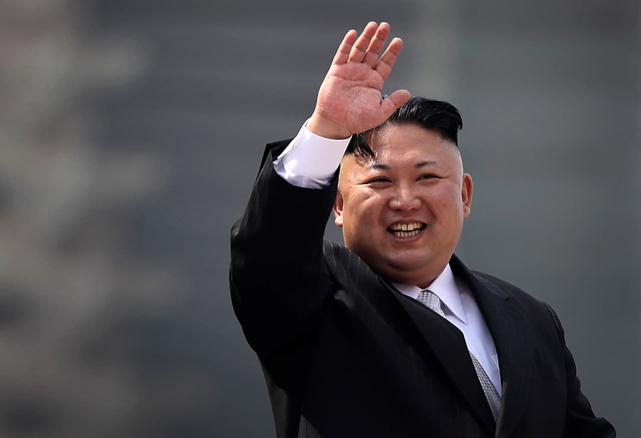 Después de pasar revista a su guardia de honor, el actual líder Kim Jong-un, vestido con un traje negro, supervisó a las tropas que desfilaron junto a las máximas autoridades militares del país.