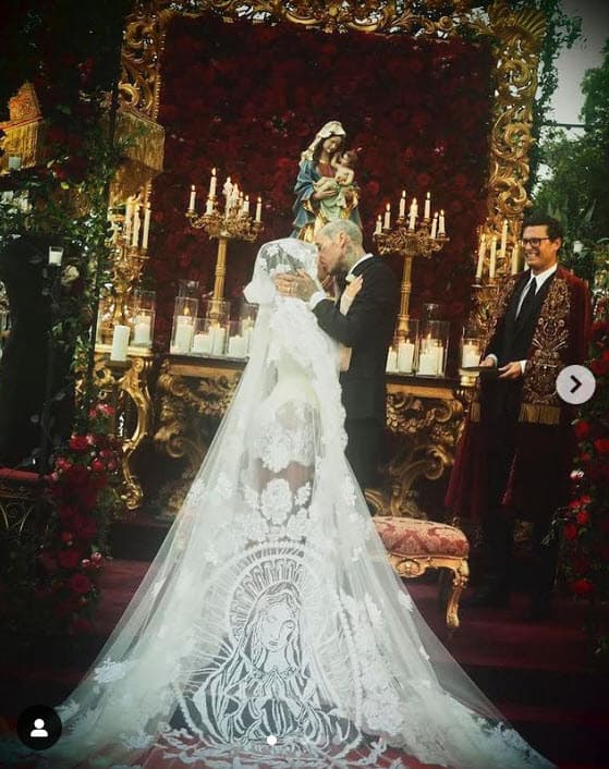 En el largo velo, la empresaria
<b> traía la imagen de una virgen bordada.</b>
<br>