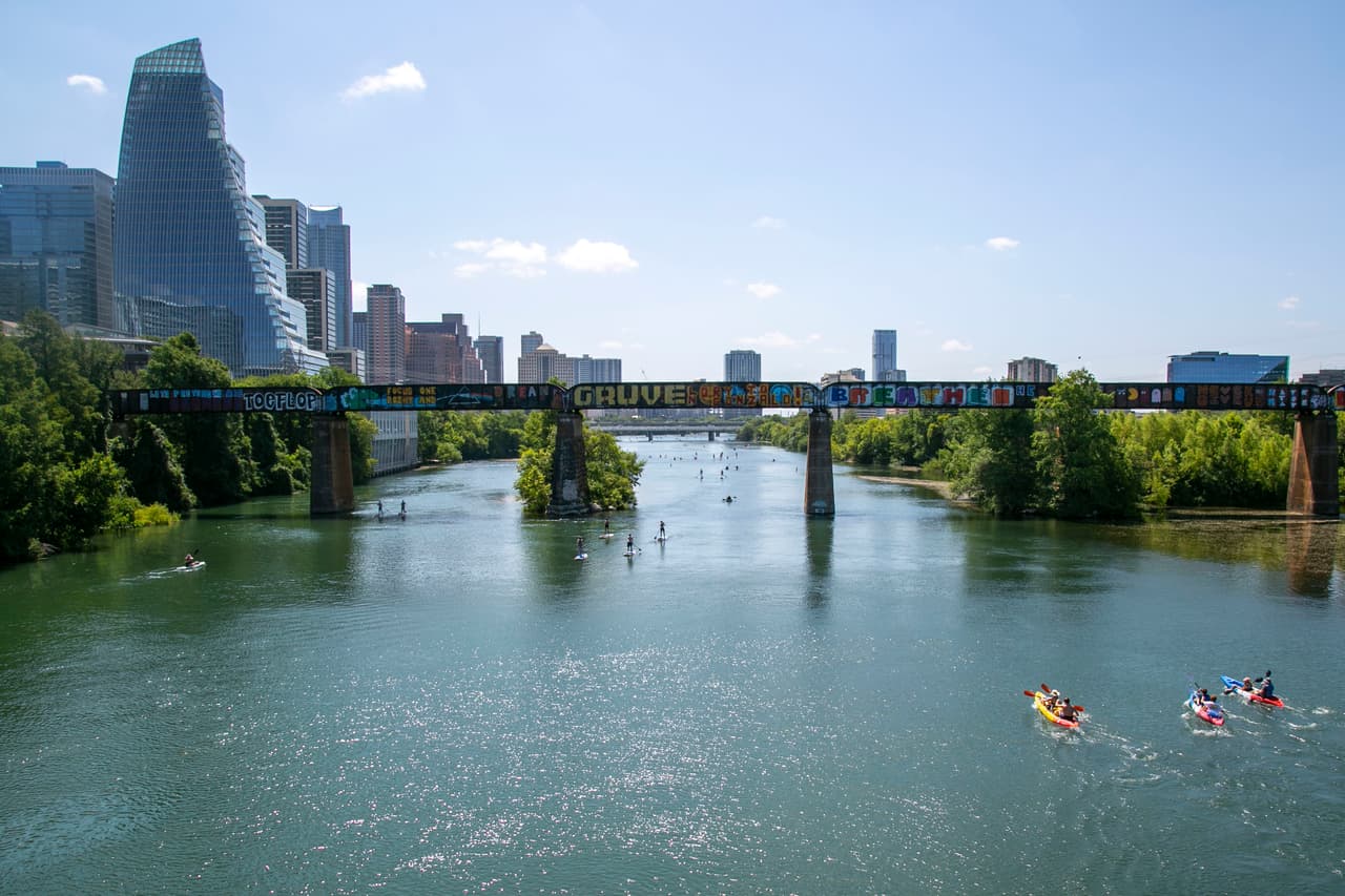 De acuerdo con la ciudad de Austin, muchas personas piensan que no se puede nadar allí porque "está contaminado". Sin embargo, autoridades aseguran que esa no es la razón por la cual está prohibido.