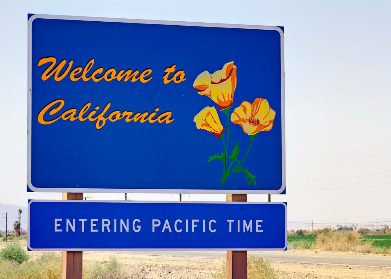 <b>Puesto 3. California</b>
<br>
<br>Costo anual promedio del mantenimiento de un automóvil: 3,798 dólares.
<br>
<br>Costo anual promedio de la revisión de la luz de reparación del motor encendida: 267 dólares en repuestos y 147 dólares en mano de obra.
<br>
<br>Costo anual promedio del seguro: 1,966 dólares.
<br>
<br>Gasto anual en gasolina por cada conductor con licencia en el estado: 1,418 dólares.
<br>
<br>Costo promedio de la gasolina al 20 de junio de 2021: 4.32 dólares por galón.