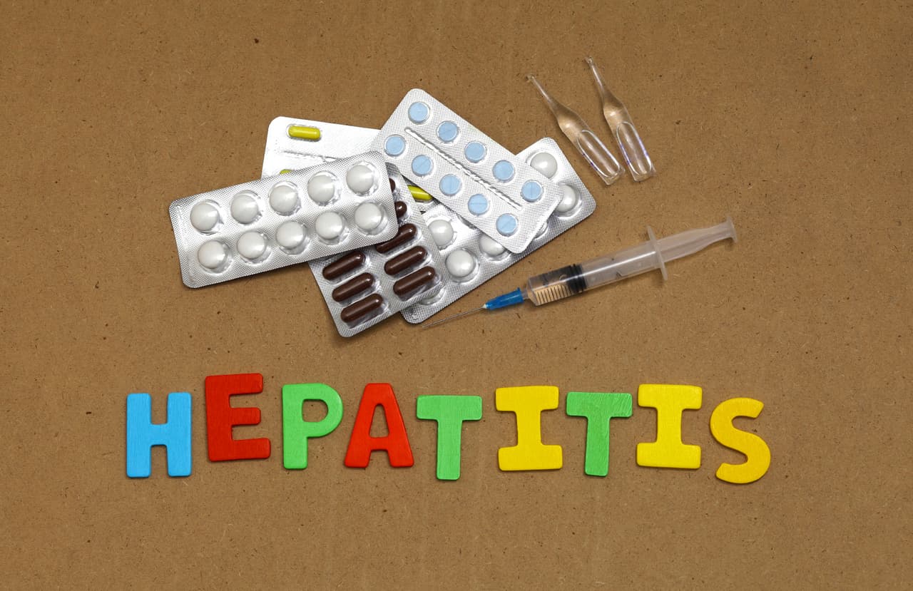Por otra parte, una infección “que es transmitida sexualmente y a través también de uso de droga intravenosa es la 
<b>Hepatitis C</b> que puede manifestarse y en casos muy serios causar hasta cáncer de hígado”.