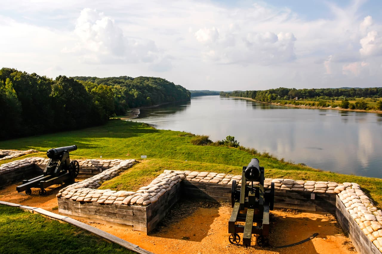 <h3 class="cms-H3-H3">14. Fort Donelson National Battlefield, Kentucky y Tennessee</h3>
<br>
<br>🏞️
<b> Cambio en las visitas de 2020 a 2021: </b>-27.8%
<br>
<br>🏞️ 
<b>Visitas en 2021:</b> 234,898
<br>
<br>🏞️ 
<b>Visitas en 2020:</b> 325,496
<br>