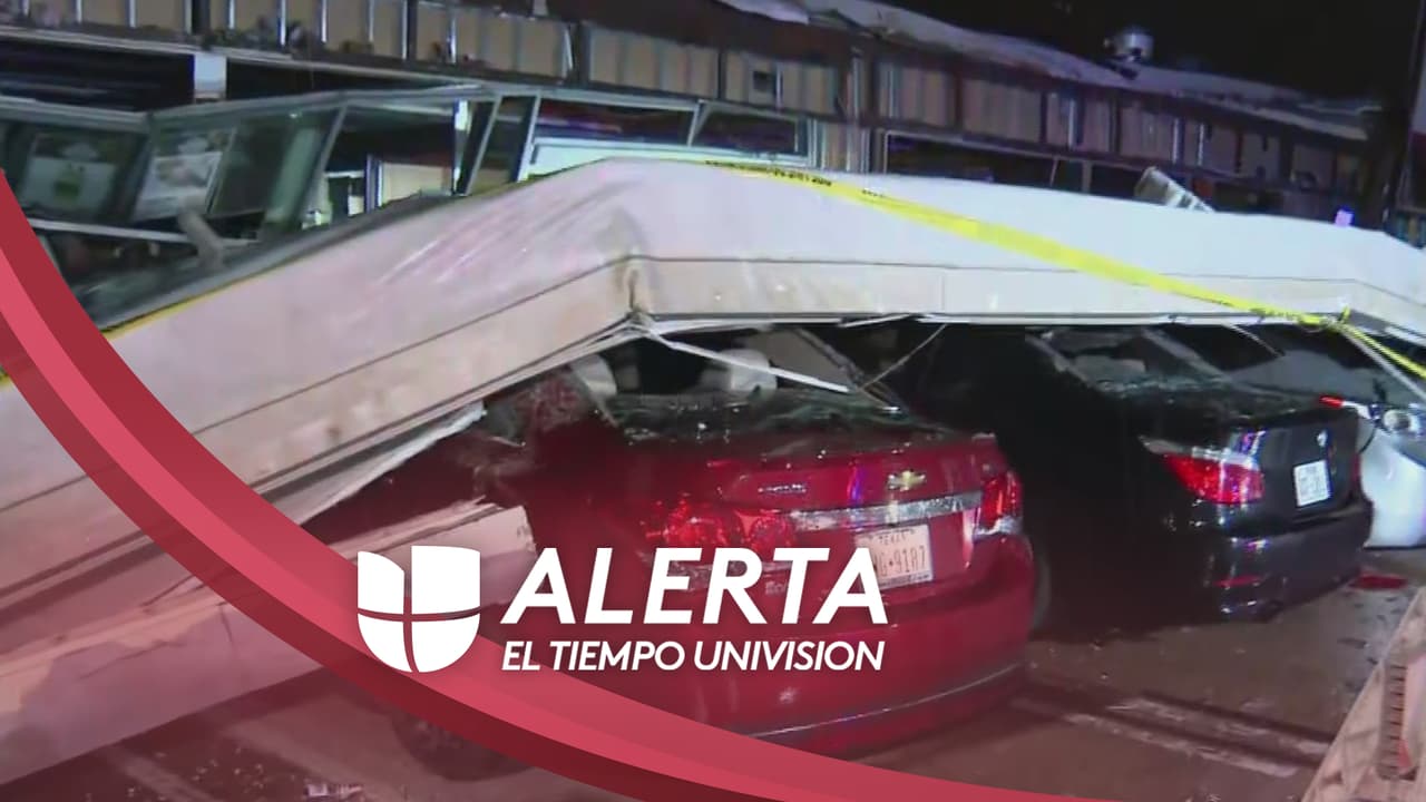 La llegada de una tormenta causó estragos en Little Elm, ya que la parte del techo del supermercado ‘Azteca’ colapsó y cayó sobre al menos siete vehículos. “Escuchamos algo muy duro y no sabíamos qué era hasta que vimos por línea que fue en ‘Azteca’. Quedamos sorprendidos”, expresó Joselyn Torres, habitante del sector. Hasta el momento no se reportan heridos, no obstante las autoridades instan a la comunidad a transitar con cuidado, pues hay cableado eléctrico en el suelo y la lluvia continúa.