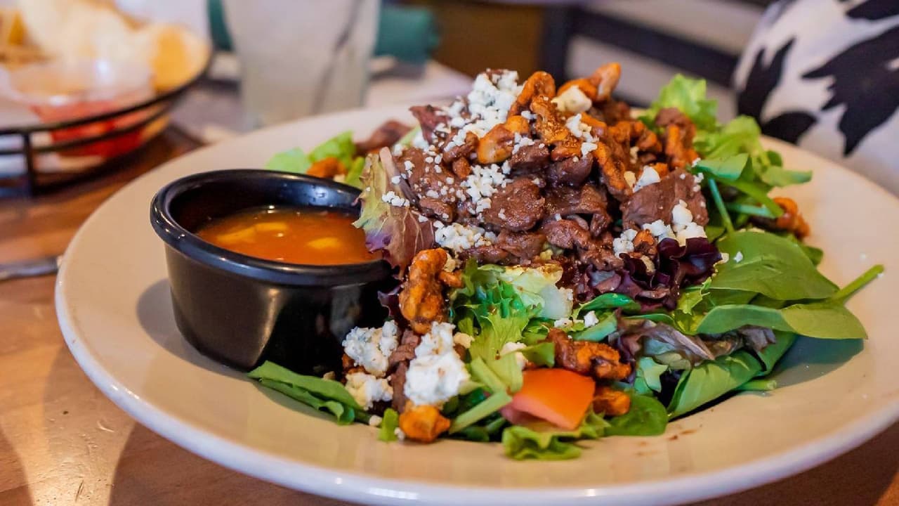 <b>Cocina Madrigal (Phoenix)</b>
<br>En 2022 ocupó el puesto número 1 de los 100 mejores restaurantes en el país; actualmente es el 
<b>lugar 57</b>. Es propiedad de Leo Madrigal, quien aprendió a cocinar con su abuela en México, y ha convertido a su restaurante en un destino popular al sur de Phoenix.