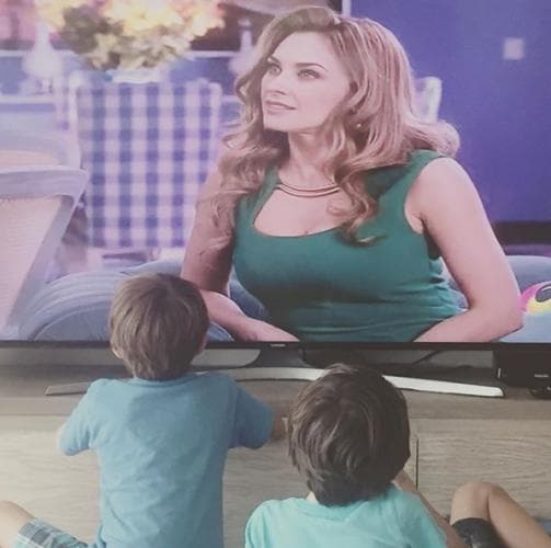 "Mis hijos tienen 15 y 13 años, me preguntan ¿cómo que tiene 15? Ya casi 16, están bien preciosos ya casi soy suegra. No quiero, pero ni modo. En la adolescencia son muchos cambios", dijo Arámbula al diario Reforma.